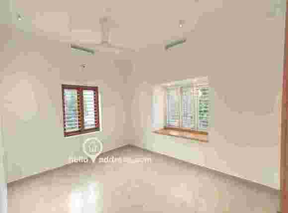 Bedrooms(2) with bay windows