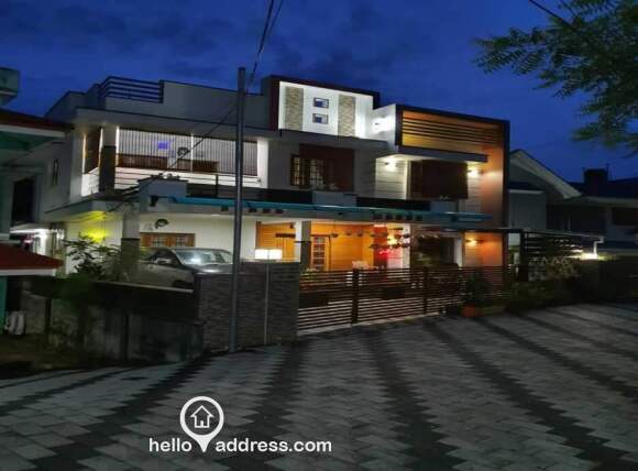 HOUSE FOR SALE IN ANGAMALY ( VERY CLOSE TO TOWN )