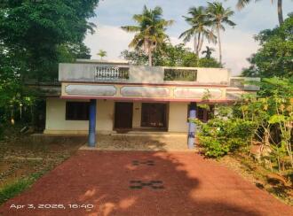 വാസയോഗ്യമായ വീട് വില്പനയ്ക്ക് Thrissur, Irinjalakuda, Kizhuthani, Opposite Ezhutacchan samajam, 500 m from Karalam High School