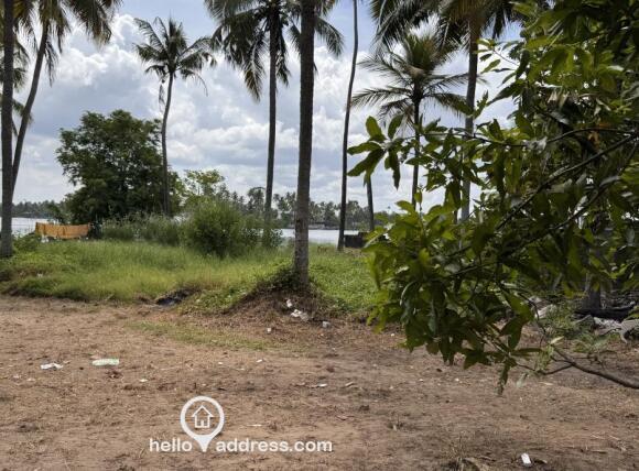 Large plot overlooking the water