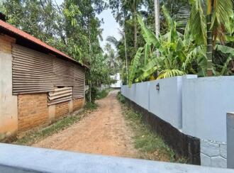 വാസയോഗ്യമായ വീട് വില്പനയ്ക്ക് Thrissur, Irinjalakuda, Kizhuthani, Porthissery road